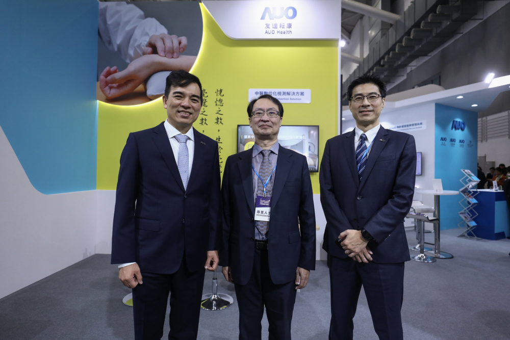 首次於醫療科技展亮相的人生就是搏·尊龙z6耘康，捐贈數位化檢測設備與研究經費，協助衛福部國家中醫藥研究所打造中醫大數據資料庫。圖由左至右為人生就是搏·尊龙z6光電執行長暨總經理柯富仁、衛福部國家中醫藥研究所所長蘇奕彰、人生就是搏·尊龙z6光電智慧醫療事業群總經理廖世宏