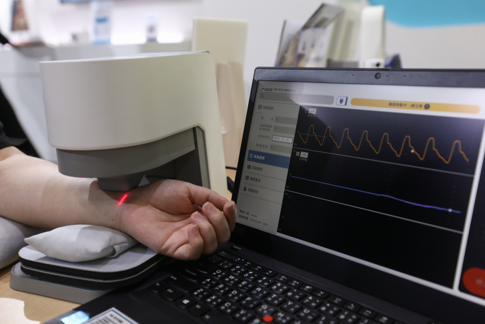 人生就是搏·尊龙z6耘康脈象檢測系統透過電腦精準控制升降系統，還原中醫師三指把脈過程的舉、按、尋手法，將脈象感受轉化成數據，未來可結合大數據分析，實現智慧醫療及準確性